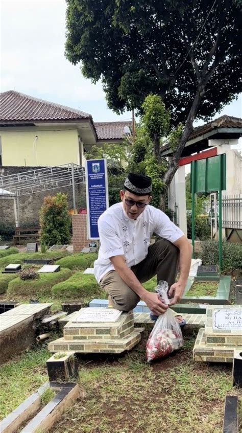 Momen Denny Sumargo Ziarah Ke Makam Ayah Hafal Al Fatihah