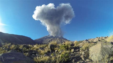 Video Au Pérou Deux Volcans Distants De 100 Km Sont En éruption