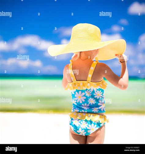 Kleines mädchen bikini strand allein Fotos und Bildmaterial in hoher Auflösung Alamy