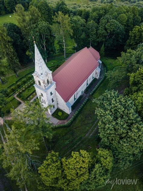 Foto aérea de uma antiga igreja luterana na zona rural entre pinturas