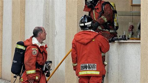 Cinco Personas Hospitalizadas Por El Humo De Un Incendio En Valencia