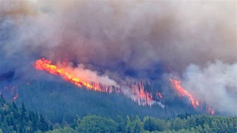 Incendio En Epuyén El Fuego Arrasó Con Una Escuela Y Hay Más De 200