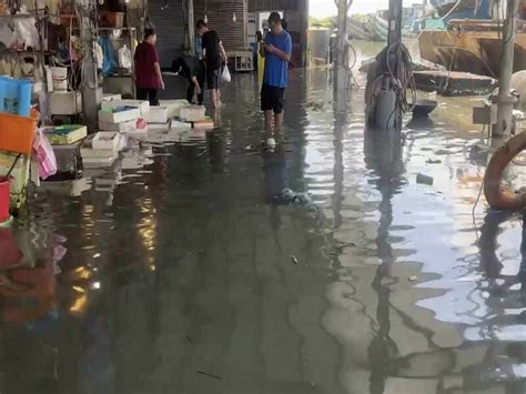 年度大潮！彰化塭仔港慘變「游泳池」 遊客、魚販泡水買賣 生活 自由時報電子報