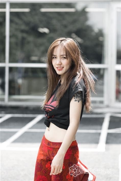 Nh Ng Hot Girl Vi T M C L Ang N I Nh N I M Trong L Ng Gi I Tr Vi T