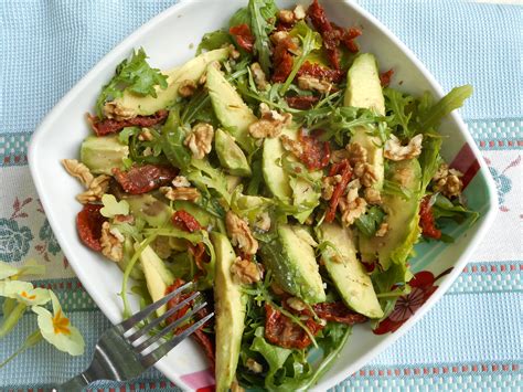 Salade davocats roquette tomates séchées et noix La Cuisine de Bulle