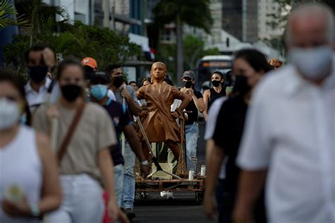 Niños De Arcilla Frente Al Parlamento De Panamá En Honor A Las Víctimas