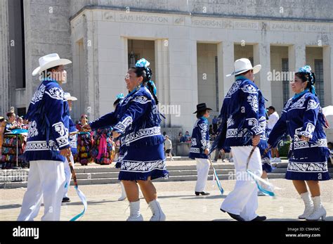 Mexican traditional dancing Stock Photo - Alamy