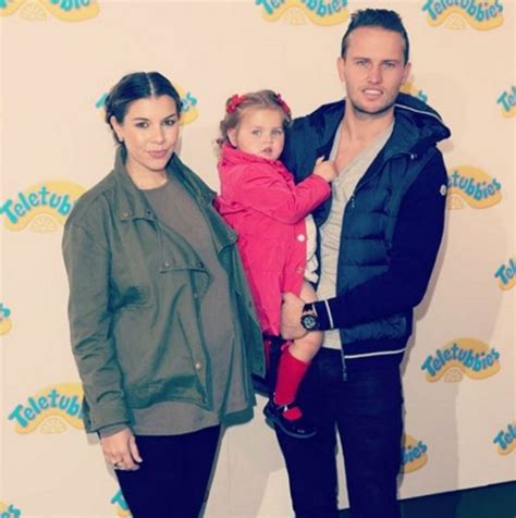 Famous Mum Stuns In Nude Pregnancy Photo Shoot