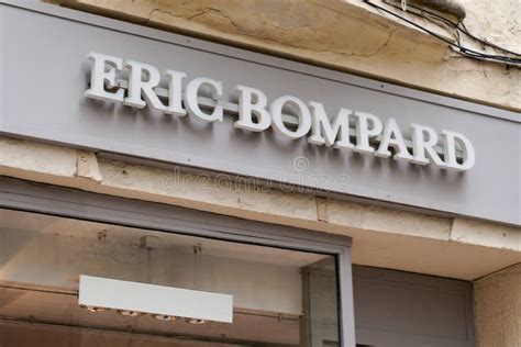 Eric Bompard Enseigne Texte Et Logo Marque Devant La Boutique De Luxe