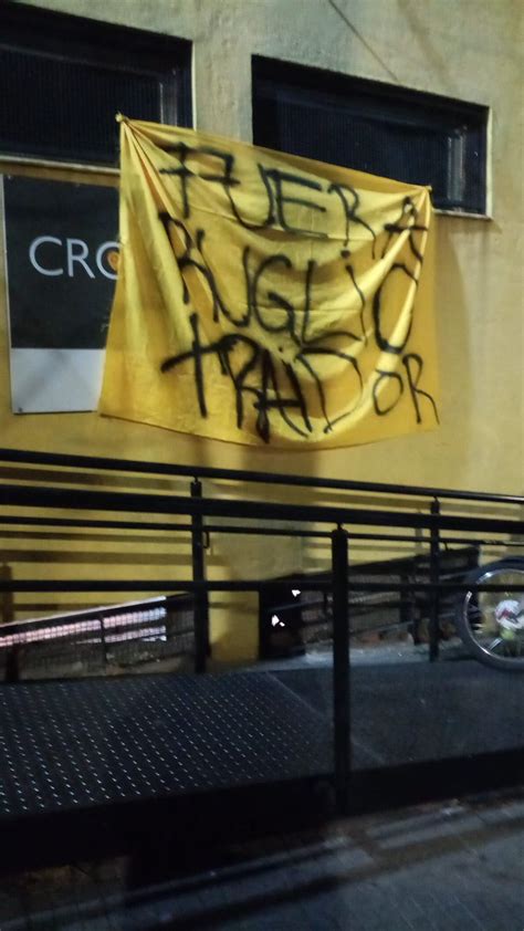 BARRAS DEL MUNDO on Twitter Protestas en Peñarol por el mal