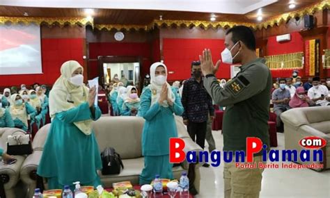 Tim Penilai Lomba Gerakan Pkk Sumbar Yang Dipimpin Ny Harneli Mahyeldi