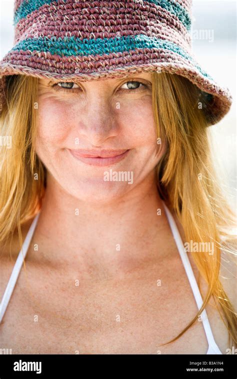 Rothaarige frau bikini Fotos und Bildmaterial in hoher Auflösung Alamy