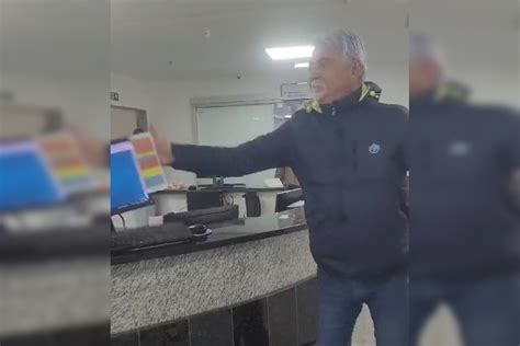 Ex Deputado Se Revolta Em Hospital E D Tap O Em Computador Assista