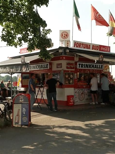 15 Jährige wird eingesperrt und 35 Mal zum Sex gezwungen Freier hilft