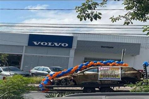 Carro de luxo pega fogo e dono coloca carcaça na porta ABC do ABC