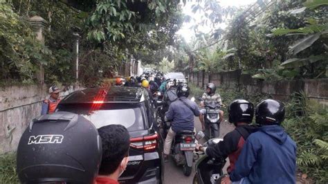 Kepadatan Arus Kendaraan Di Jalan Raya Puncak Bogor Terjadi Sore Ini