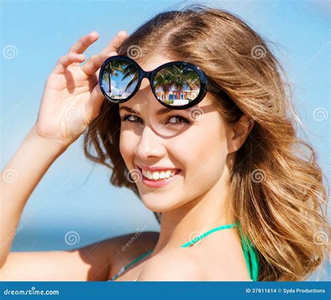 Mujer En Bikini Y Gafas De Sol Foto De Archivo Imagen De Cortinas