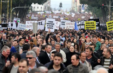 Opozita në protestë para kryeministrisë Rama udhëton jashtë vendit