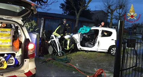 Perde Il Controllo Dell Auto E Finisce Nel Giardino Di Una Casa FOTO