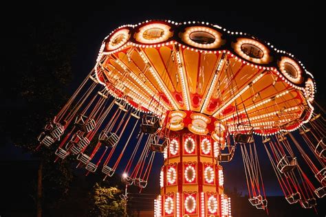 Carrousel à chaîne pivotante lumineux dans un parc d attractions dans