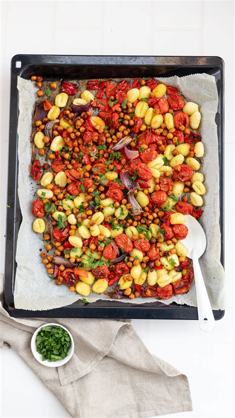 Vegan Traybake Met Gnocchi En Knapperige Kikkererwten Em S Real Food