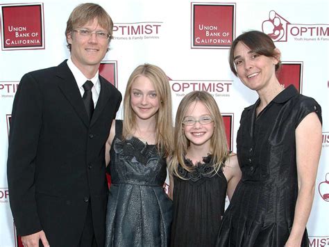 All About Dakota and Elle Fanning's Parents, Steven Fanning and Hannah ...