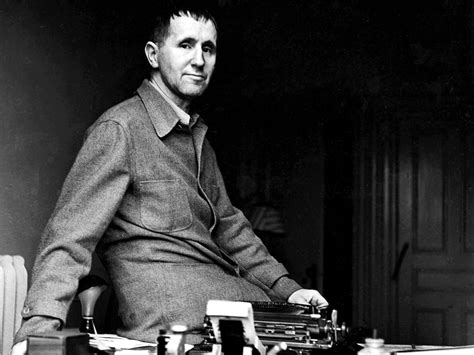 Bertolt Brecht Pe As Para Conhecer O G Nio Que Revolucionou O Teatro