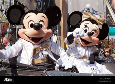 Mickey mouse minnie mouse parade hi-res stock photography and images ...