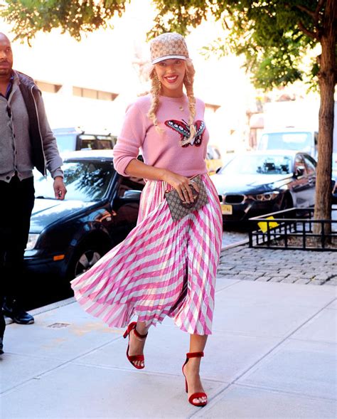 Beyoncé out in New York in pink Gucci outfit with only one Formation ...