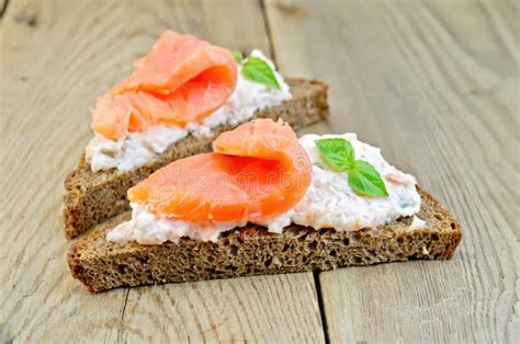 Bocadillos Con La Crema De Salmones Y De La Mayonesa En El Tablero