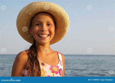 Fille De La Pr Adolescence Sur La Plage De Mer Image Stock Image Du