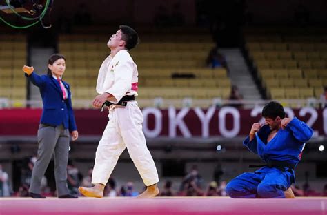 ＜東京五輪・柔道柔道男子73キロ級＞決勝、延長の末に技ありを奪い金メダルの大野将平（右から2人目）（撮影・小海途 良幹） ― スポニチ Sponichi Annex スポーツ