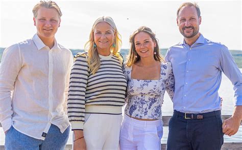 El Posado De Verano De Haakon Y Mette Marit De Noruega Con Sus Hijos