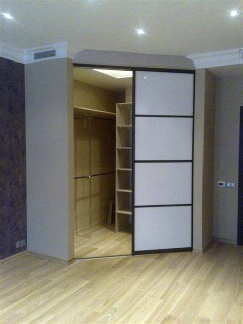 Угловая гардеробная в спальне | Bedroom furniture layout, Wardrobe ...