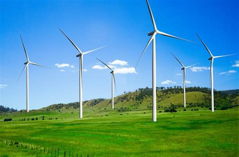 Generador de energía de granja de turbinas eólicas en un hermoso