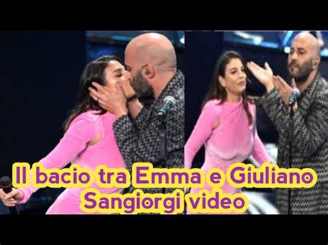 Il Bacio Tra Emma E Giuliano Sangiorgi Video Completo Giuliano