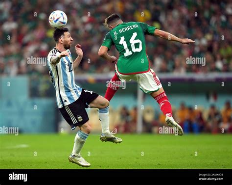 Argentiniens Lionel Messi Links Und Mexikos Hector Herrera K Mpfen Um