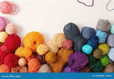 Bolas De Hilados De Colores Para Tejer Y Crochet Foto De Archivo