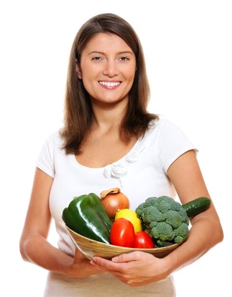 Una Joven Mujer Bonita Con Una Canasta Llena De Verduras Sobre Fondo