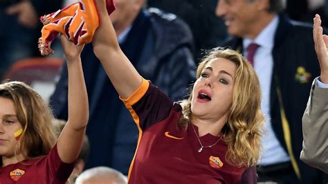 Claudia Gerini Fa Una Promessa Ai Tifosi Della Roma Le Foto