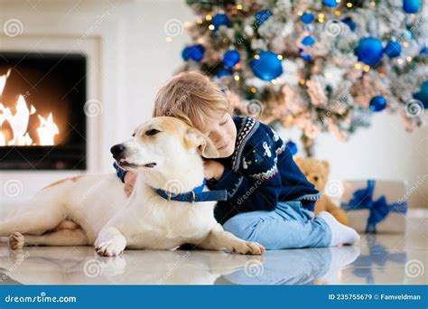 Niño En El árbol De Navidad Niños En La Chimenea En Navidad Imagen de