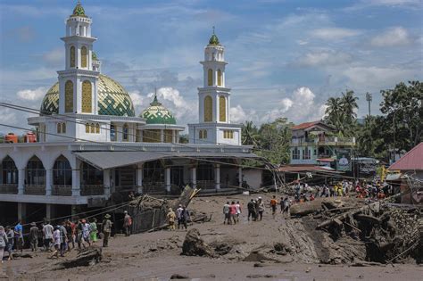 Inundaciones Y Flujos De Lava Fr A De Un Volc N De Sumatra Dejan