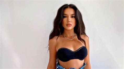 8 Hot Sexy Larisa Udila Bikini Pics