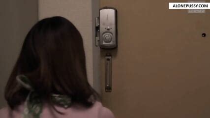 Hitomi Enjou Encerrada En Una Habitación Con La Milf En Celo Parte 2