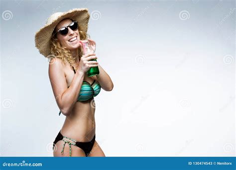 Bella Giovane Donna Attraente Con Gli Occhiali Da Sole In Bikini Che Beve Succo Verde Immagine