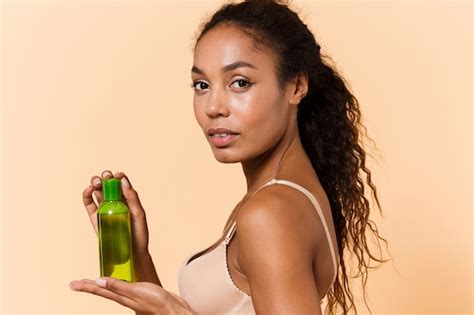 Retrato De Uma Mulher Bonita Vestindo Lingerie Branca Segurando Um Frasco Cosm Ticos Em P