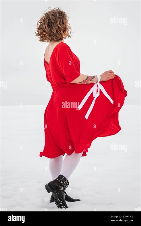 Hermosa Mujer En Un Vestido Rojo Posando Fuera En Un Campo Nevado Ella