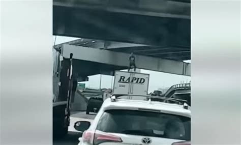 Video Of Man Dancing On 18 Wheeler Crashes Into Bridge And Dies Texas Police Say Cara Mesin