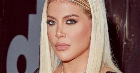 La Megaproducci N De Wanda Nara Con Un Conjunto De Ropa Interior Nude