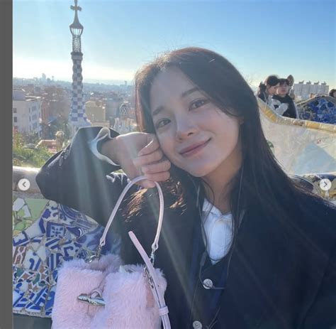 김세정, 바르셀로나에 뜬 로코퀸! 롱샴가방 핑크 버킷백 얼마야? : 네이버 블로그